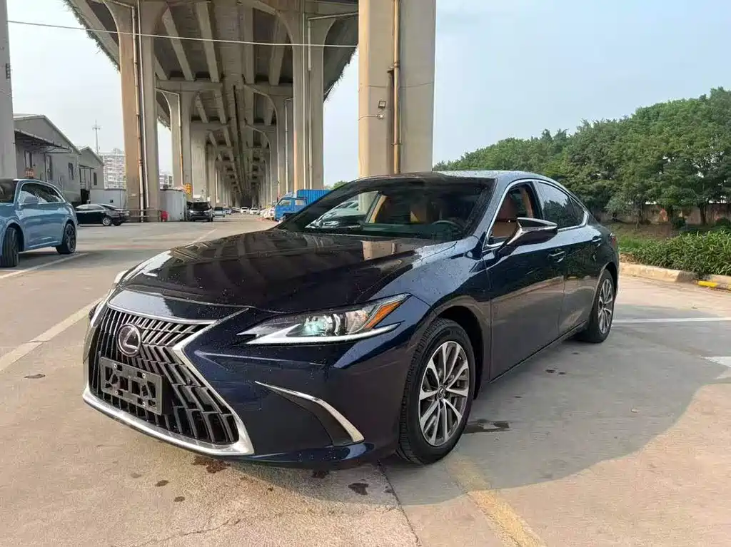 Lexus ES 2023 — фото 1