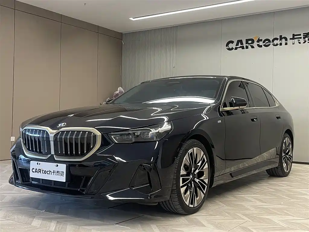 BMW 5 Series 2024 — фото 1