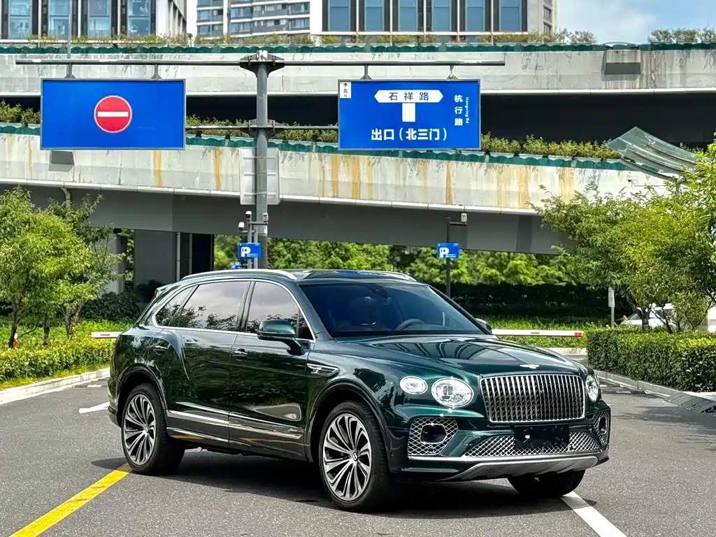 Bentley Bentayga 2023 — фото 2