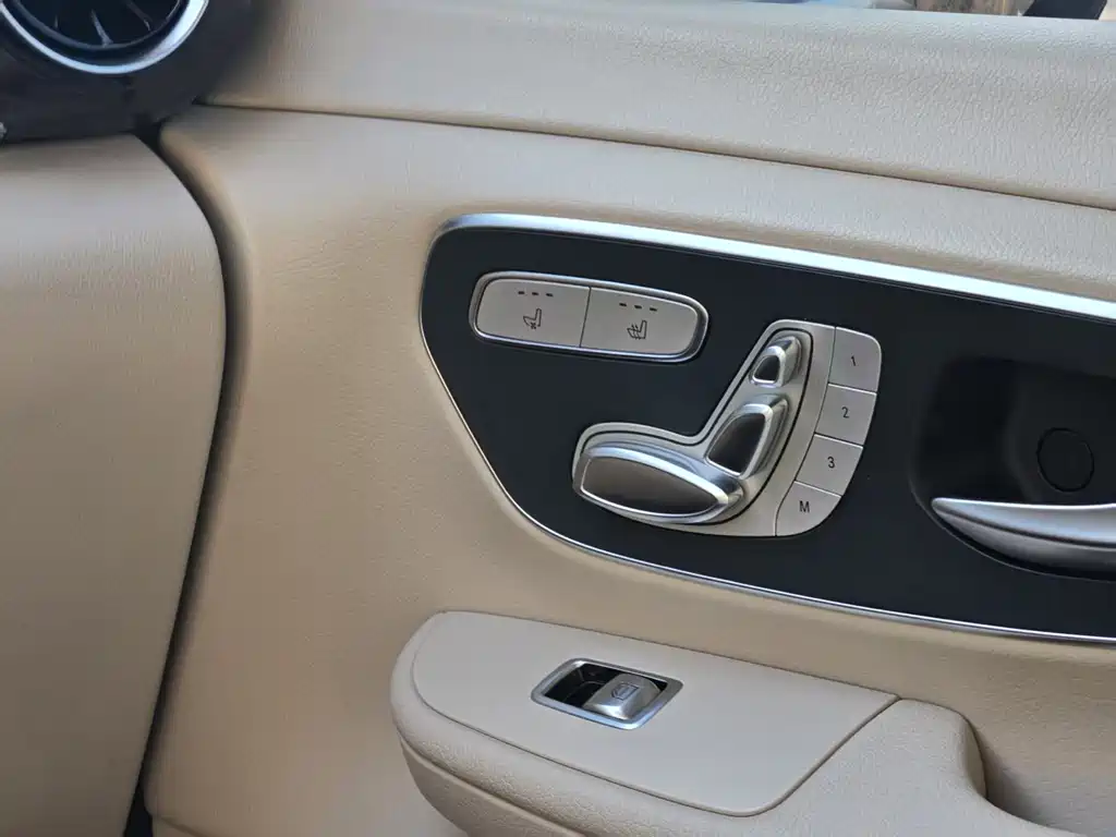 Mercedes-Benz V-Class 2021 — фото 16