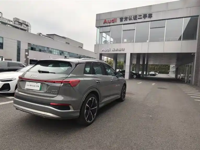 Audi Q4 e-tron 2023 — фото 4