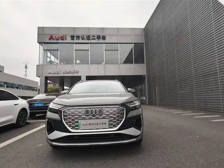 Audi Q4 e-tron 2023 — фото 2
