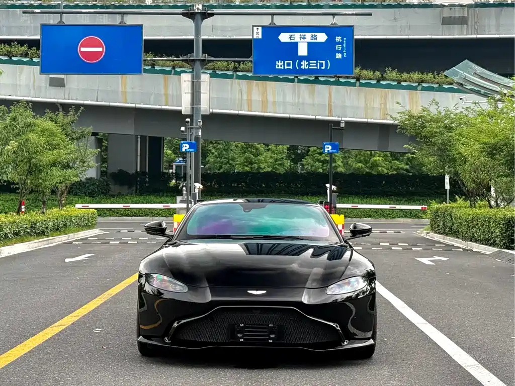 Aston Martin V8 Vantage 2023 — фото 1