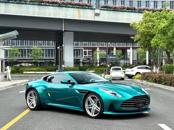 Aston Martin DB12 2025