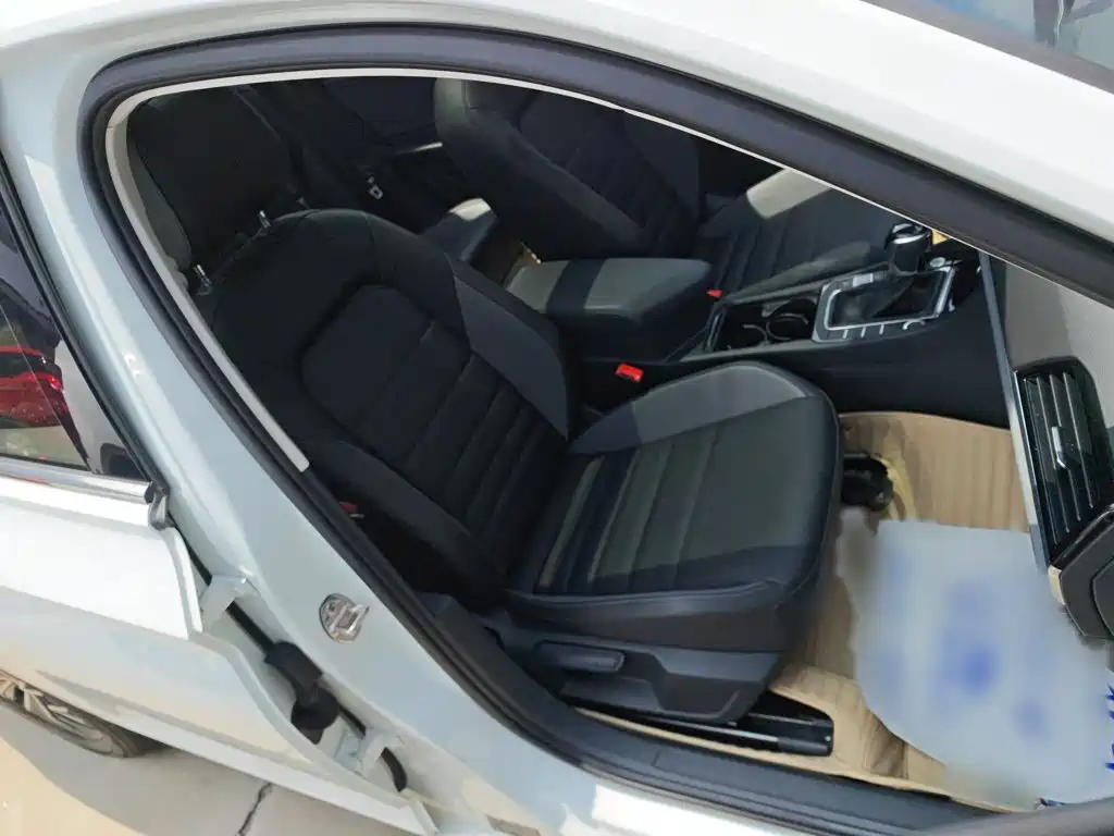 Volkswagen Sagitar 2020