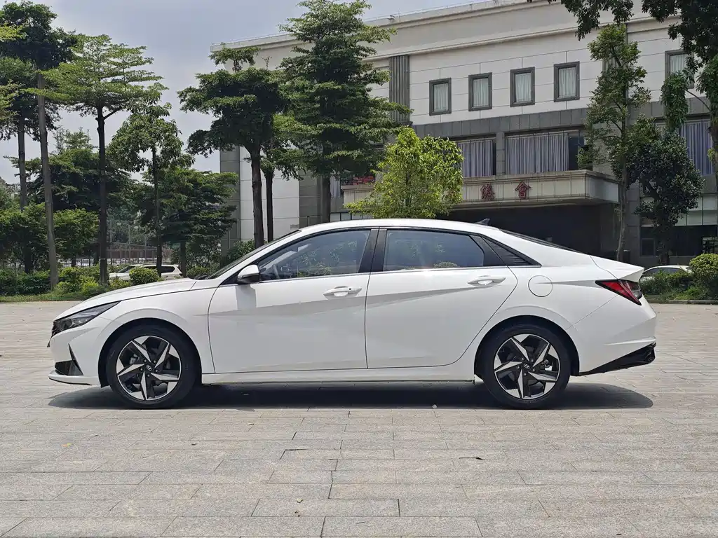Hyundai Elantra 2022 — фото 4