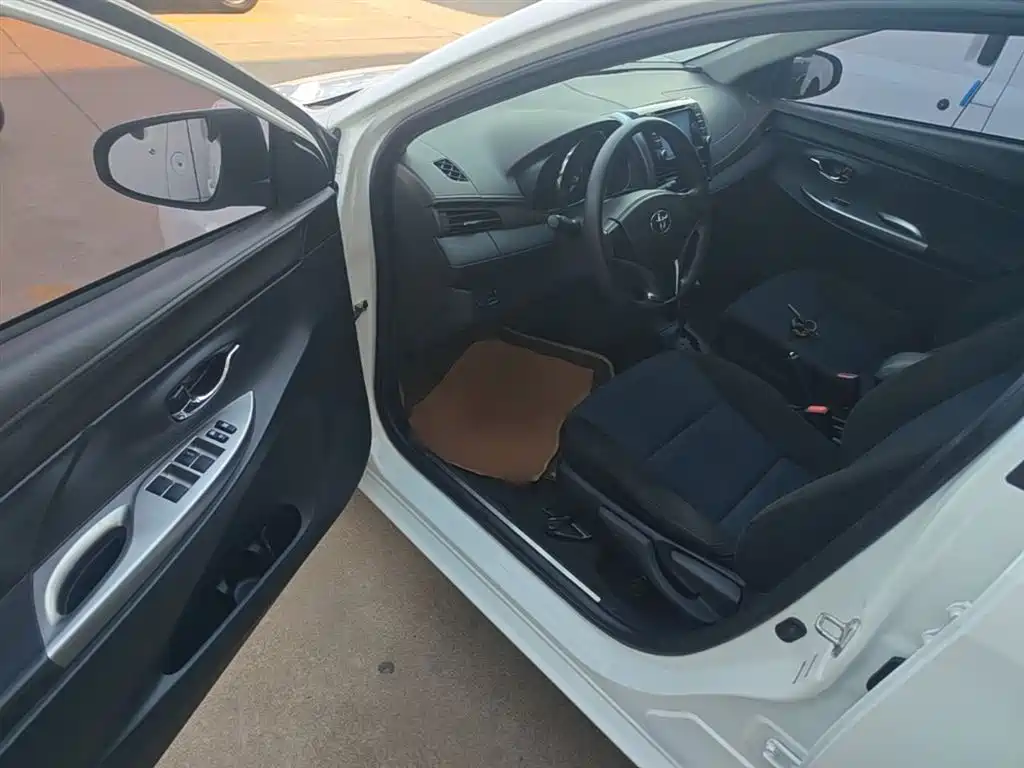 Toyota Yaris L 2015 — фото 16