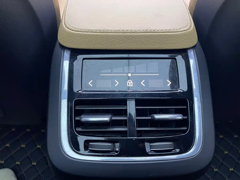 Volvo XC90 2018 — фото 17