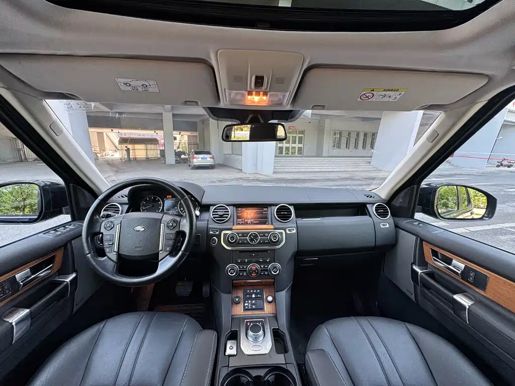 Land Rover Discovery 2015 — фото 8