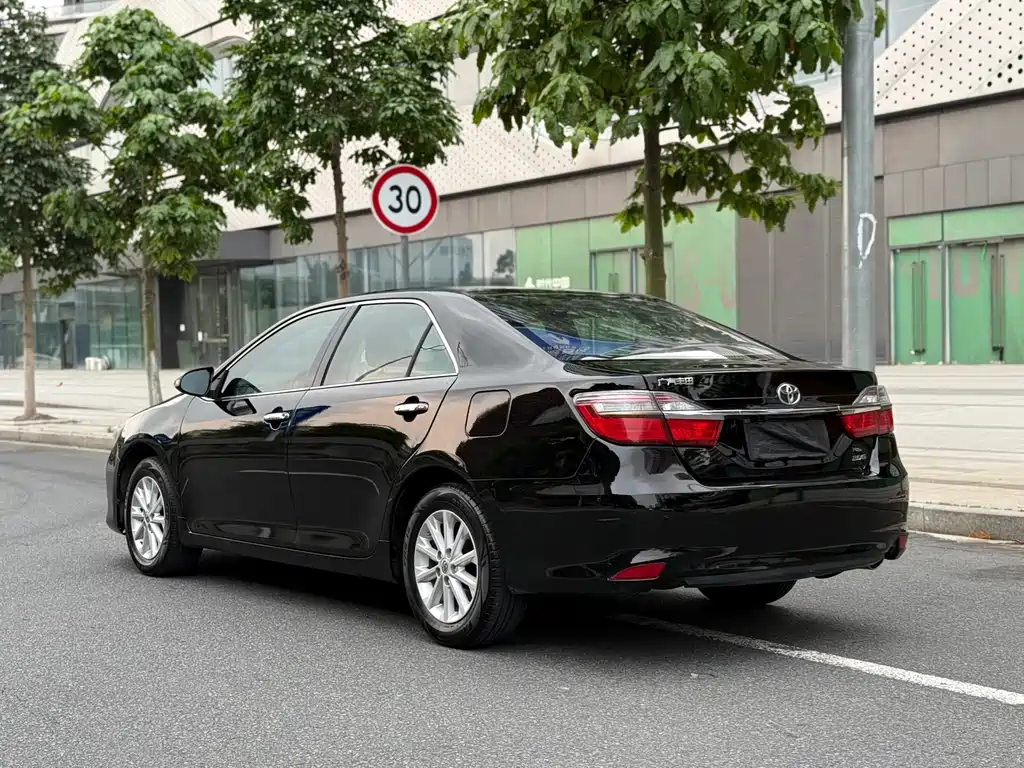 Toyota Camry 2015 — фото 6