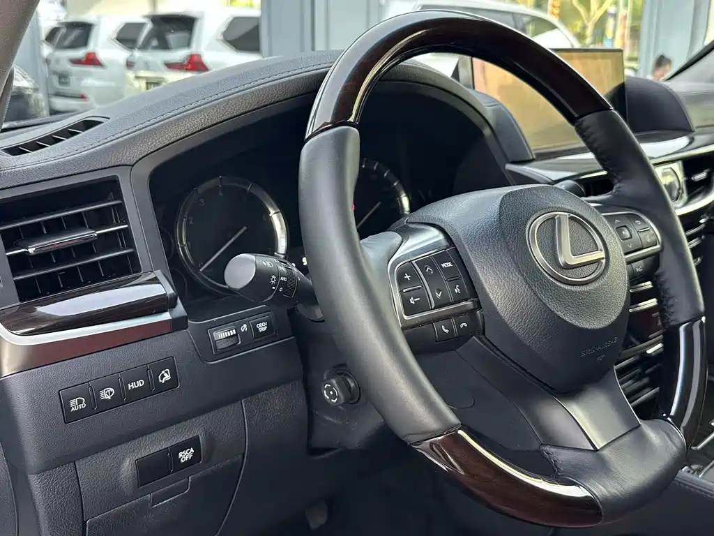 Lexus LX 2017 — фото 19