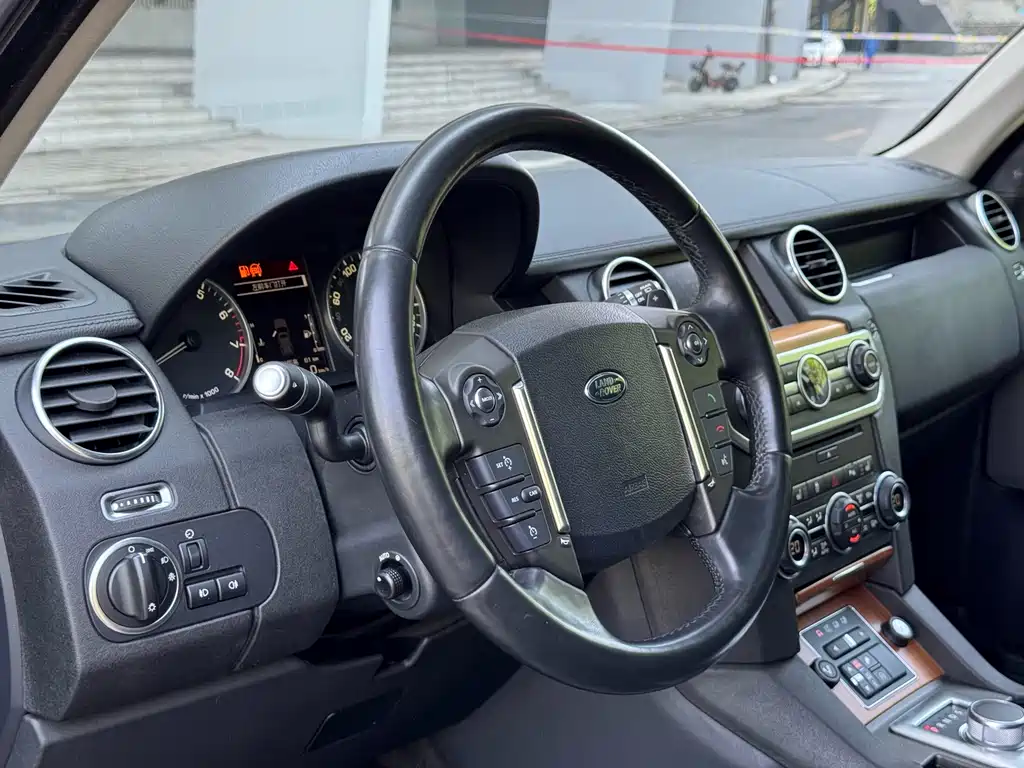 Land Rover Discovery 2015 — фото 9