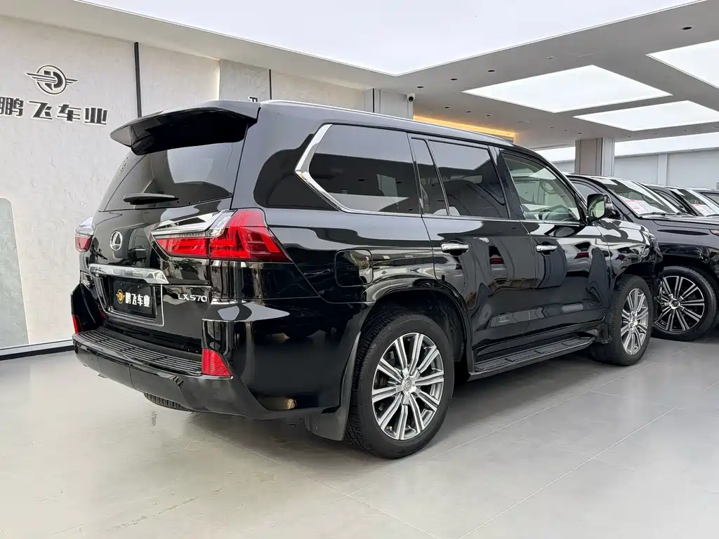 Lexus LX 2017 — фото 22