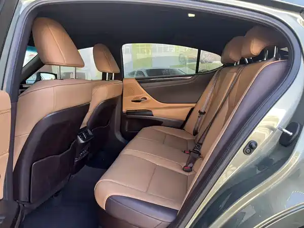Lexus ES 2022