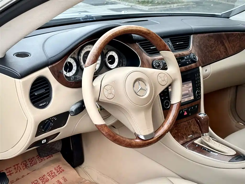 Mercedes-Benz CLS 2010 — фото 12