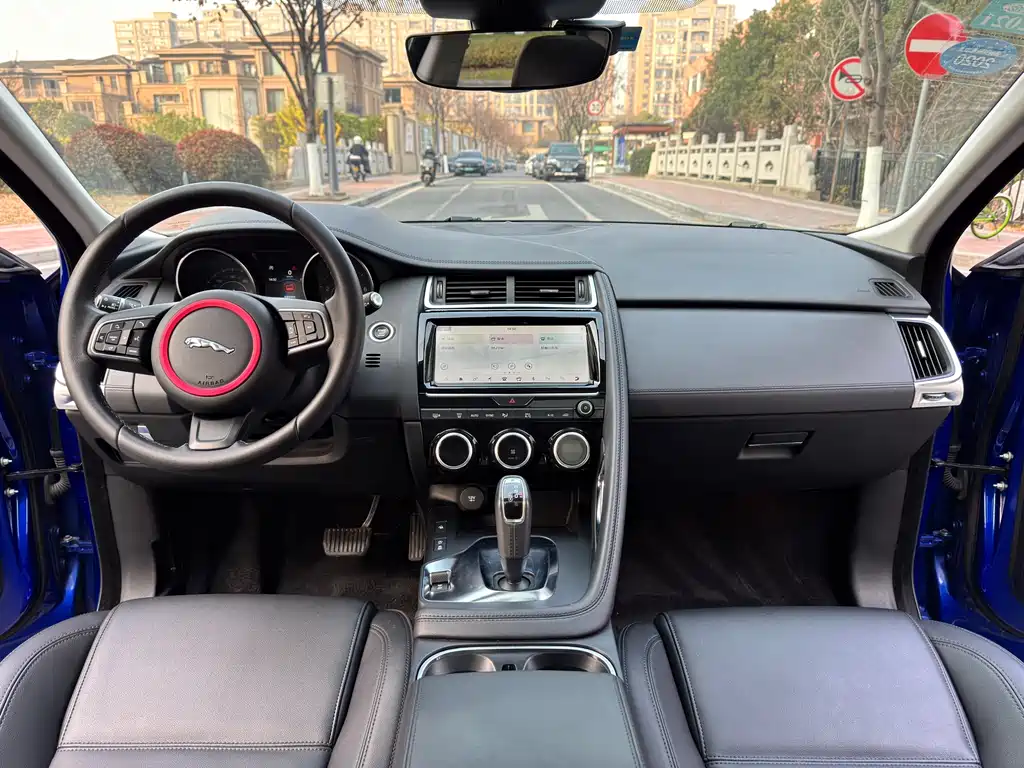 Jaguar E-PACE 2019 — фото 12