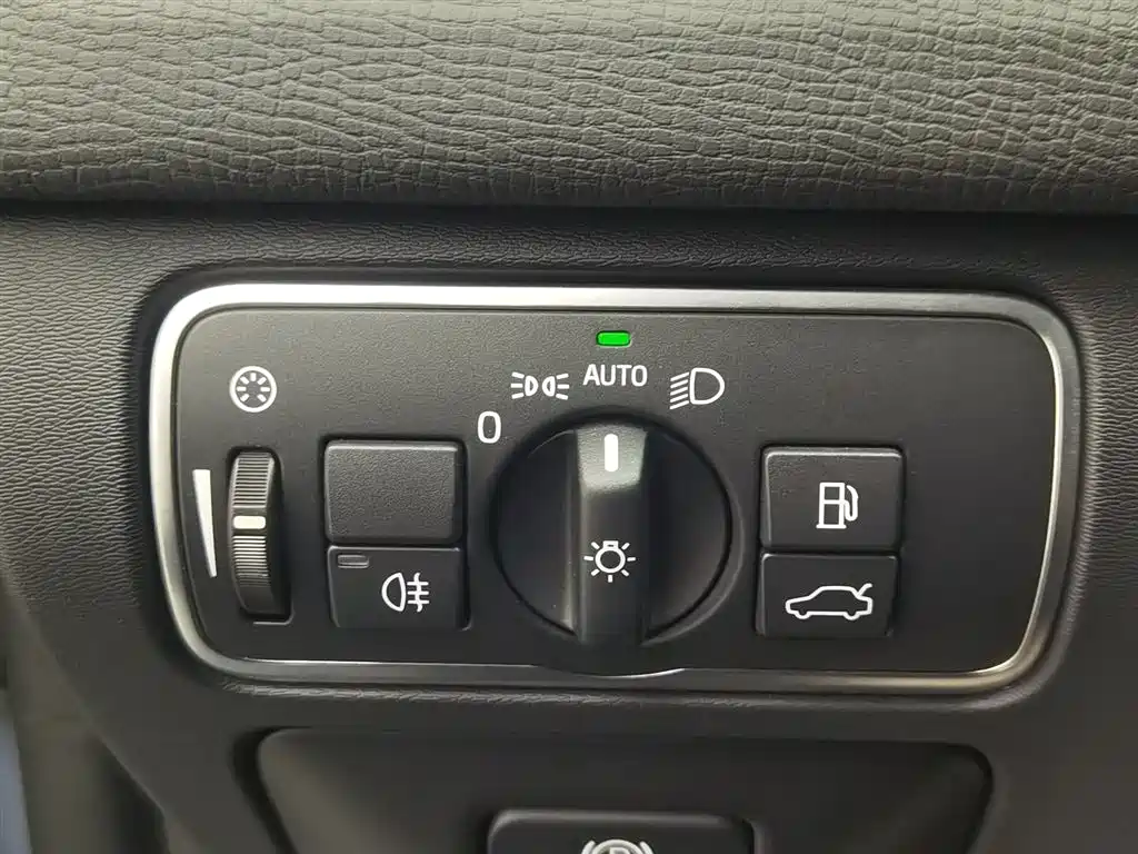 Volvo XC60 2017 — фото 21