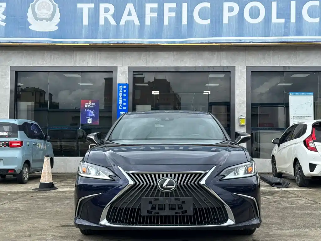 Lexus ES 2019
