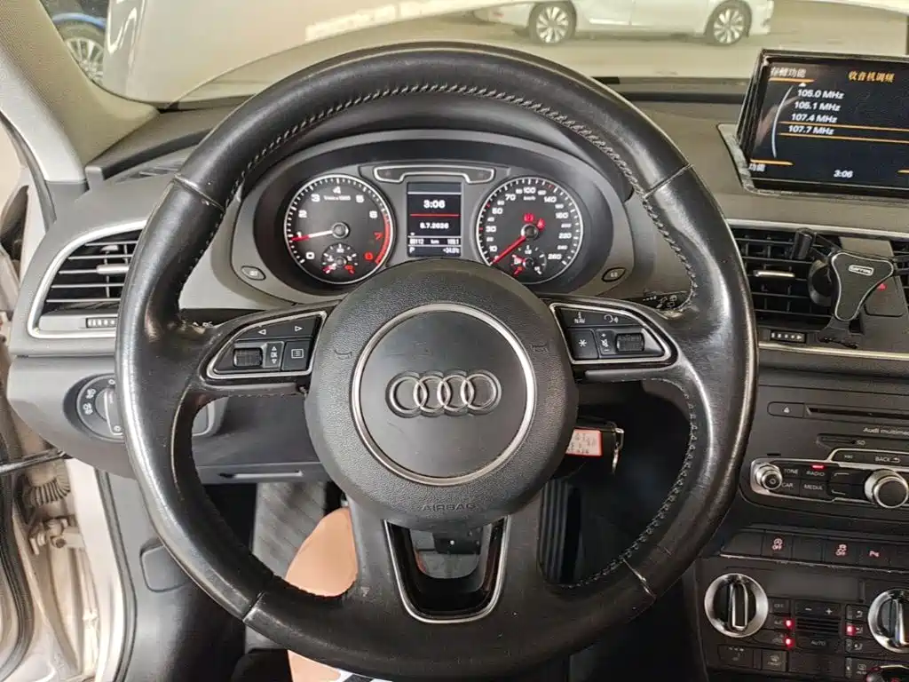 Audi Q3 2015 — фото 11