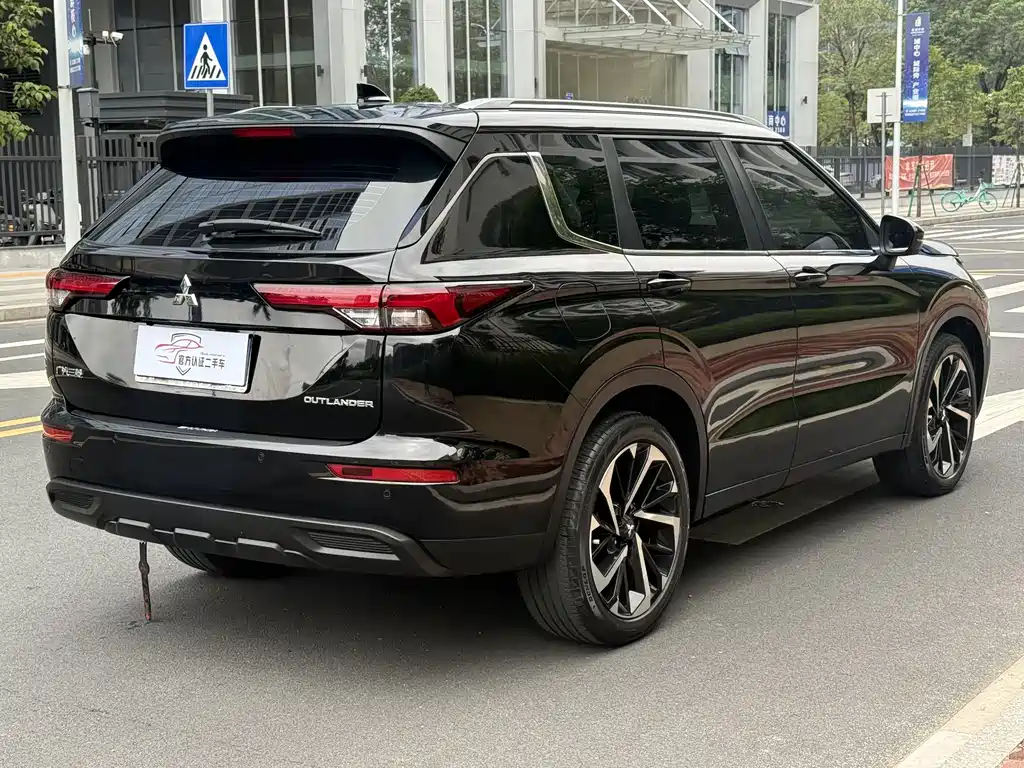 Mitsubishi Outlander 2023 — фото 19