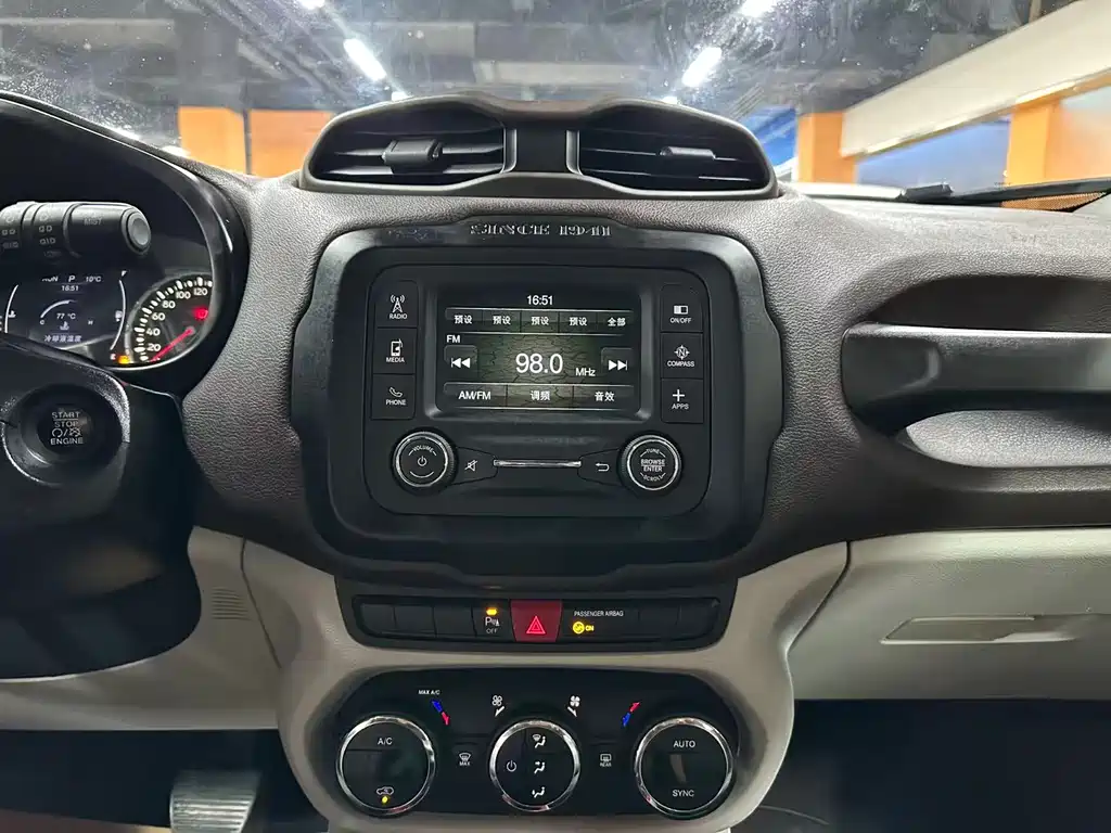 Jeep Renegade 2017 — фото 11
