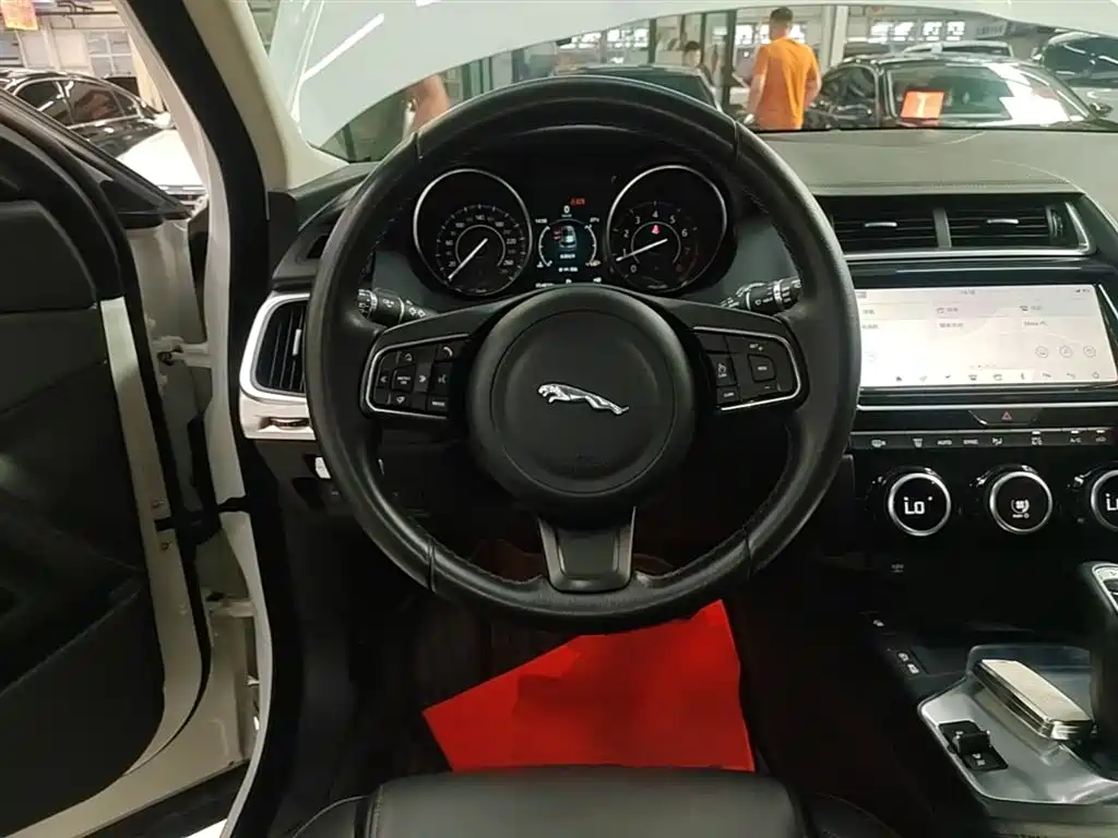 Jaguar E-PACE 2021 — фото 11