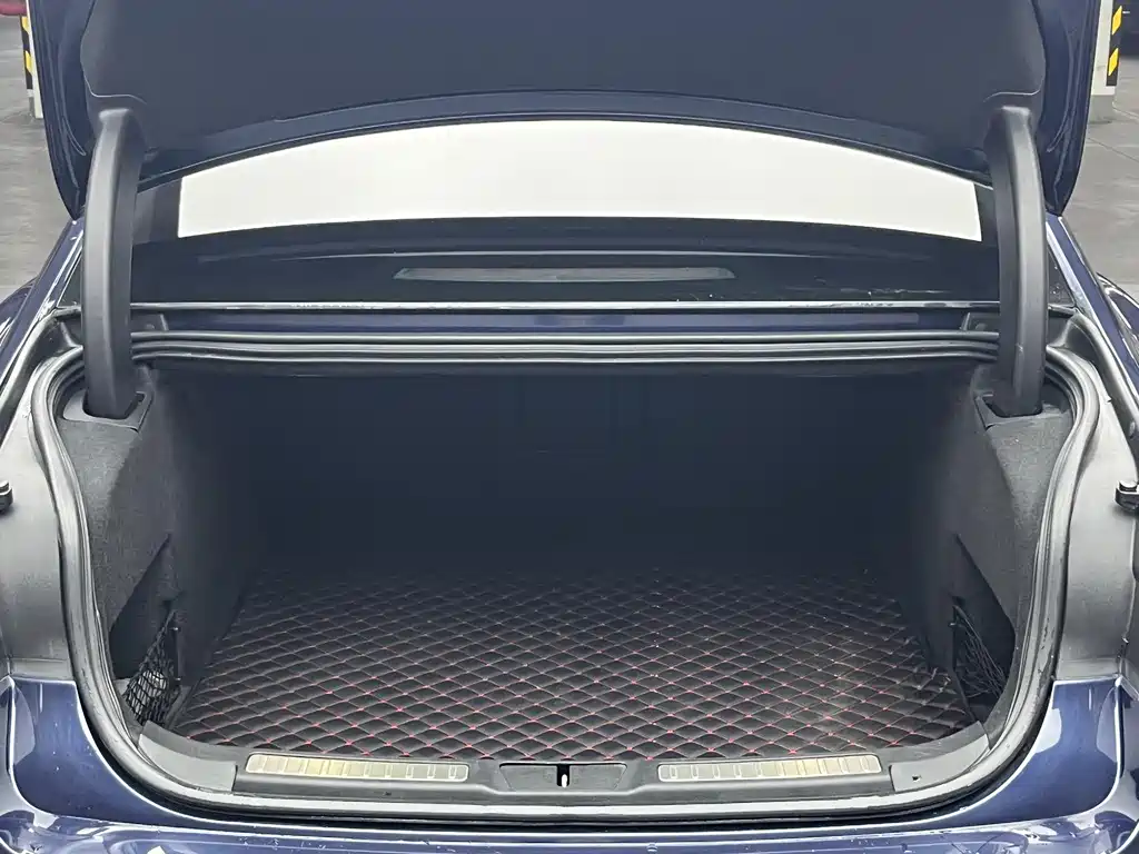 Lincoln Continental 2017 — фото 21