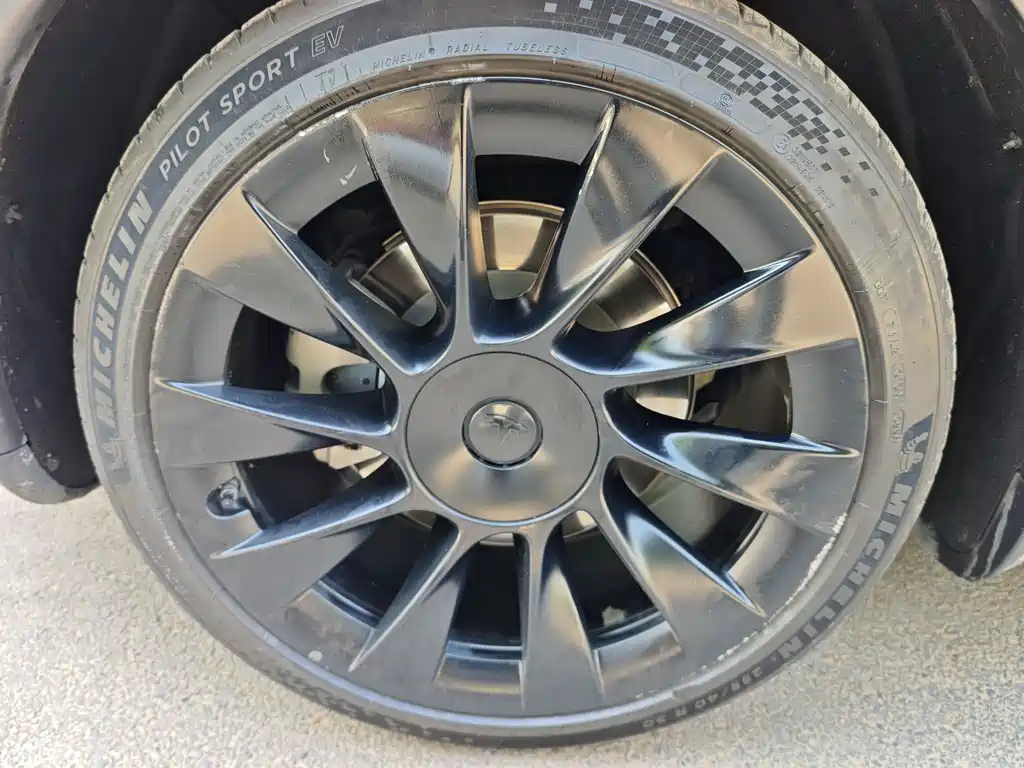 Tesla Model Y 2023 — фото 14