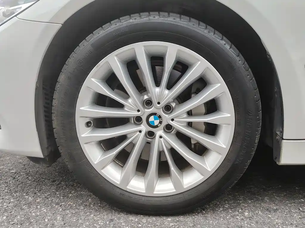 BMW 5 Series 2019 — фото 22