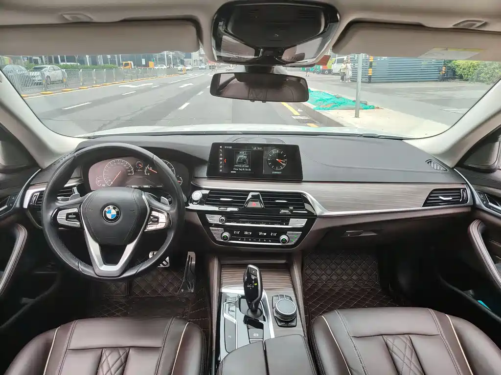 BMW 5 Series 2019 — фото 12