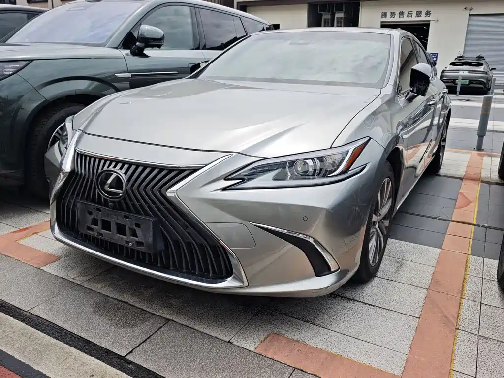 Lexus ES 2019 — фото 1