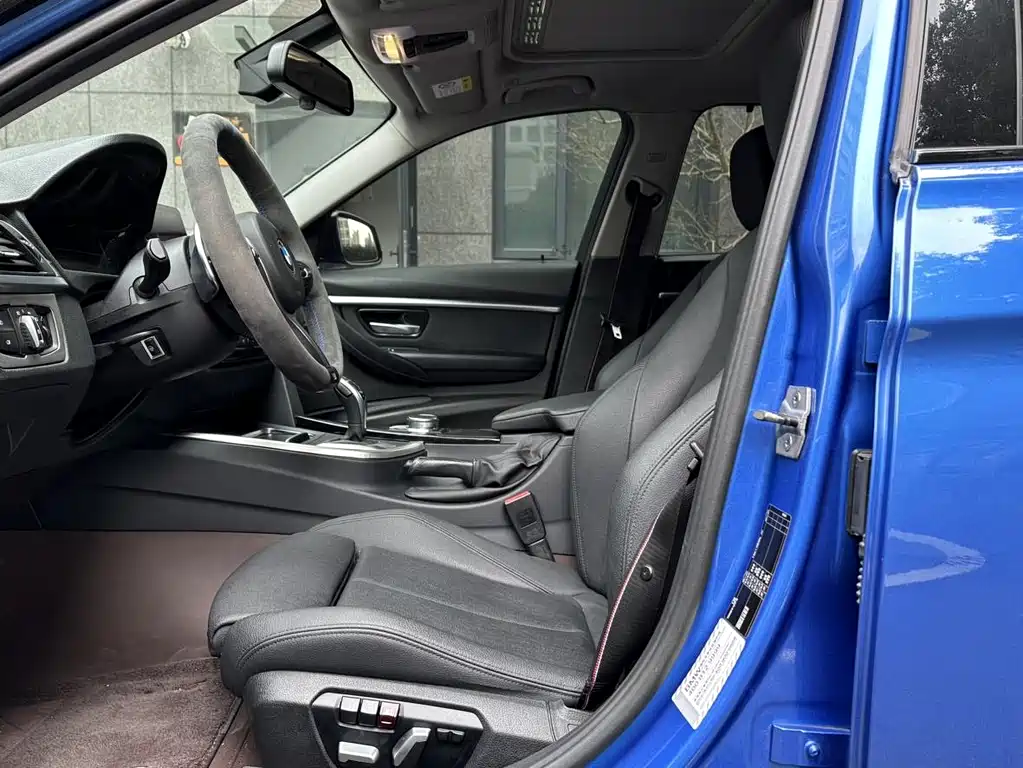BMW 3 Series 2018 — фото 12