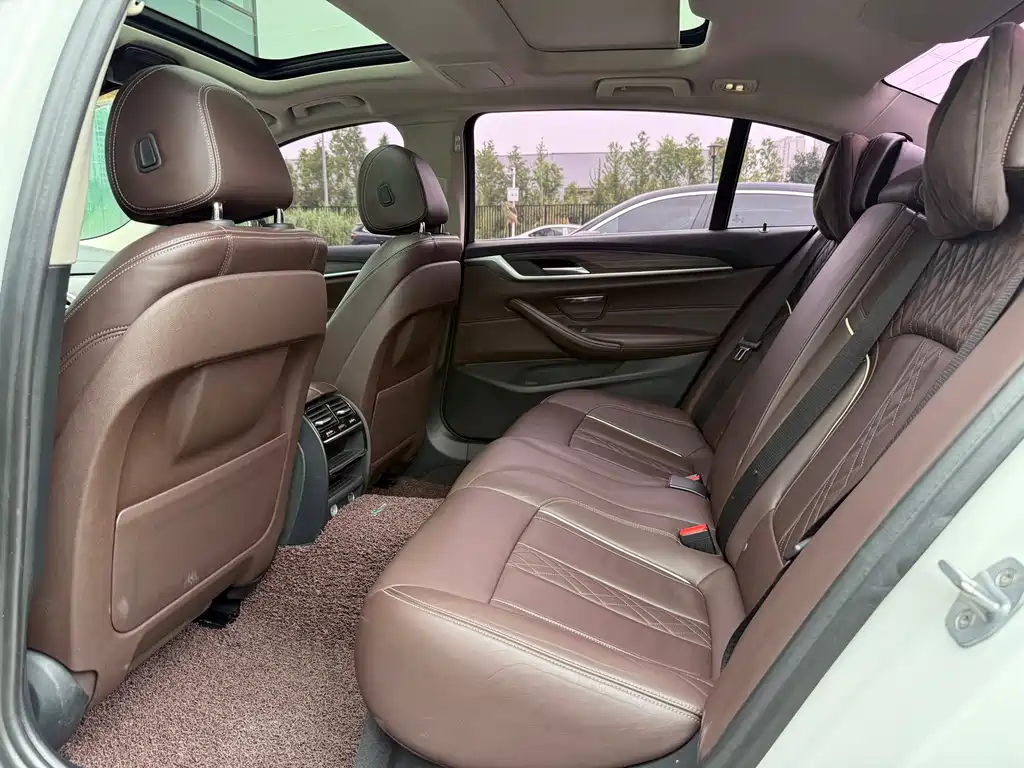 BMW 5 Series 2019 — фото 14