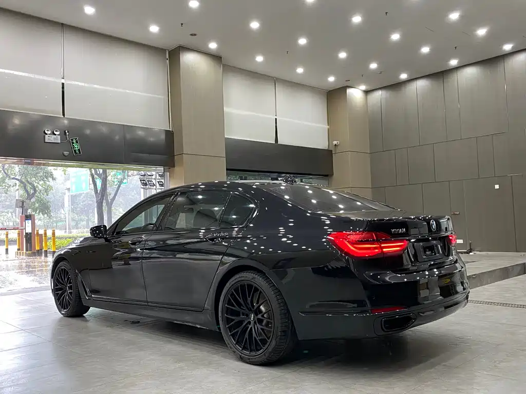 BMW 7 Series 2017 — фото 15