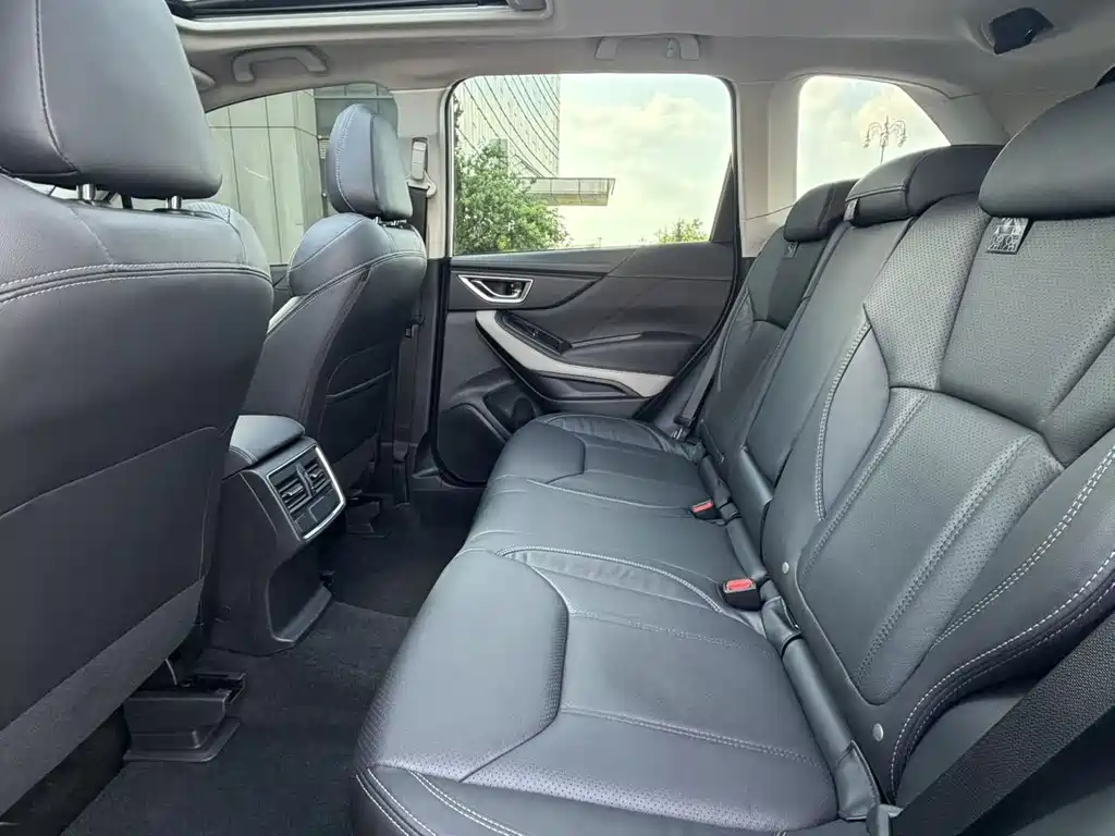 Subaru Forester 2023 — фото 8