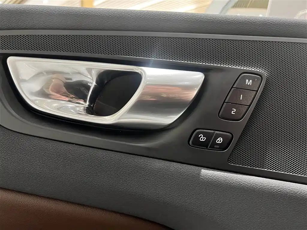 Volvo XC60 PHEV 2023 — фото 19