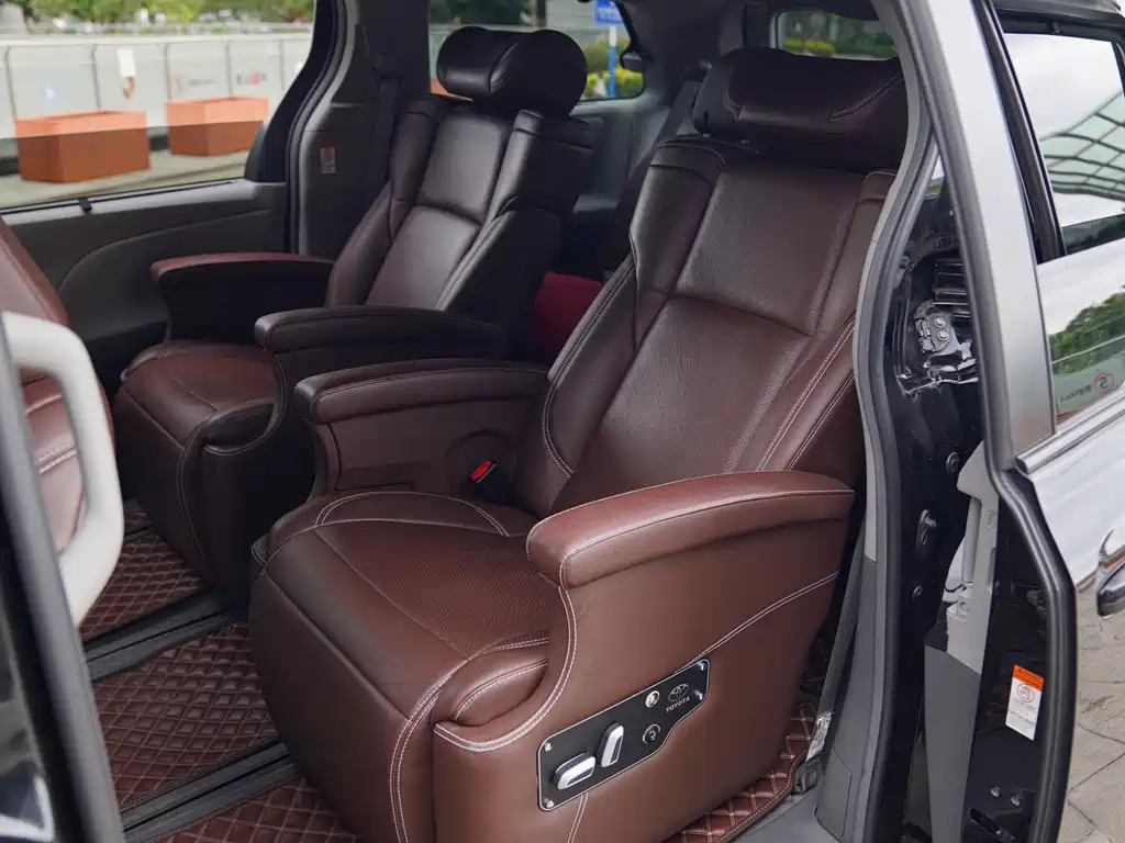 Toyota Sienna 2017 — фото 12