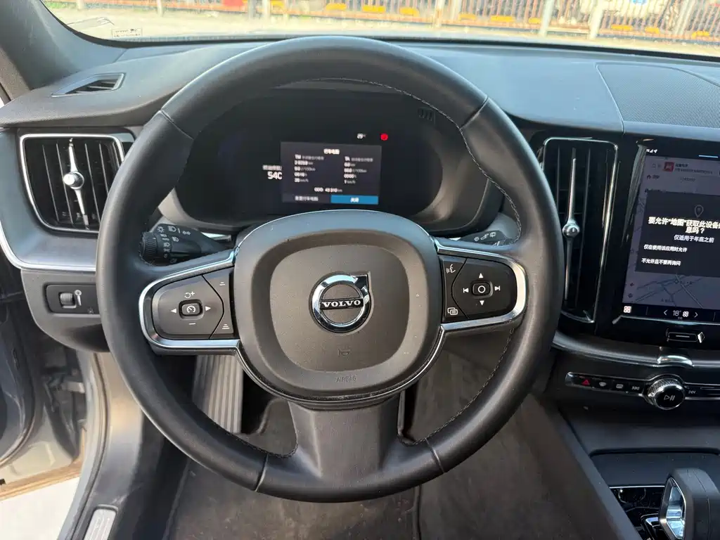 Volvo XC60 2022 — фото 13