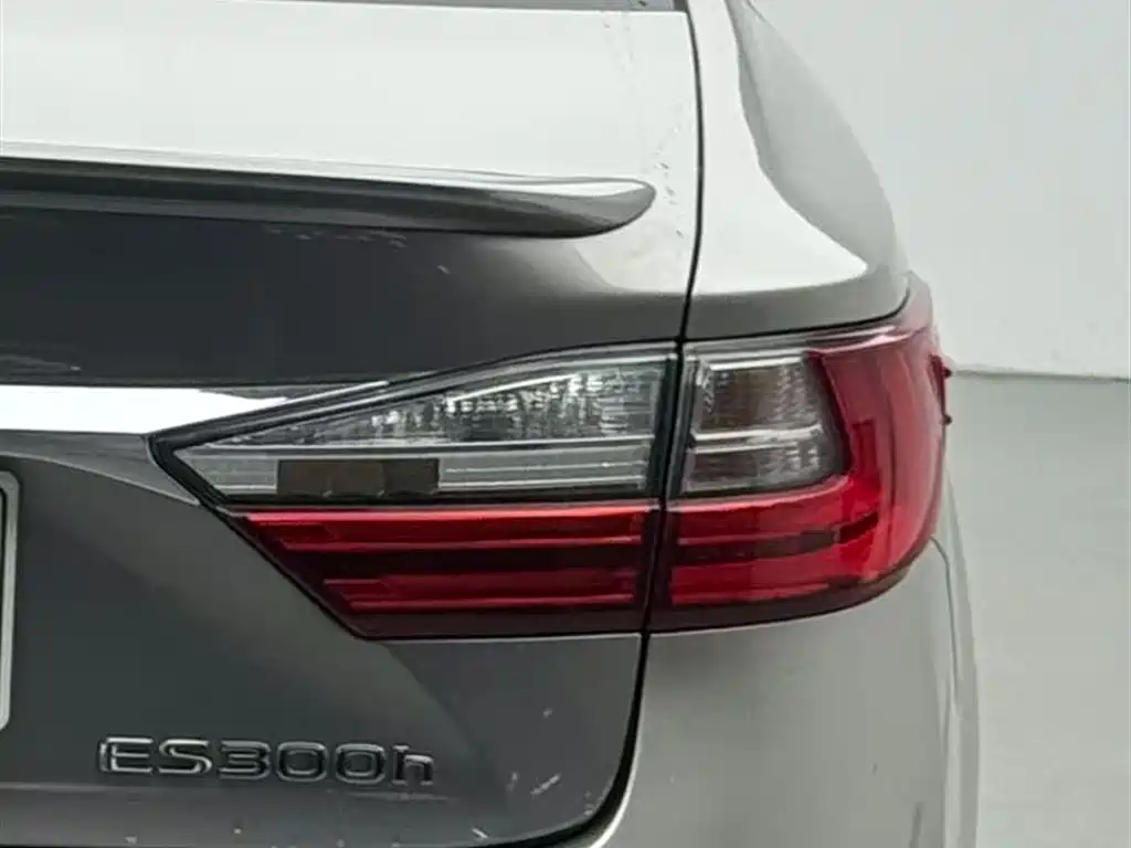 Lexus ES 2018 — фото 14