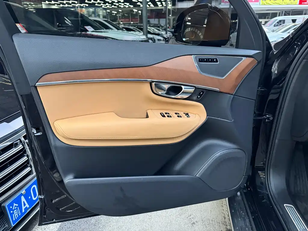 Volvo XC90 2018 — фото 11