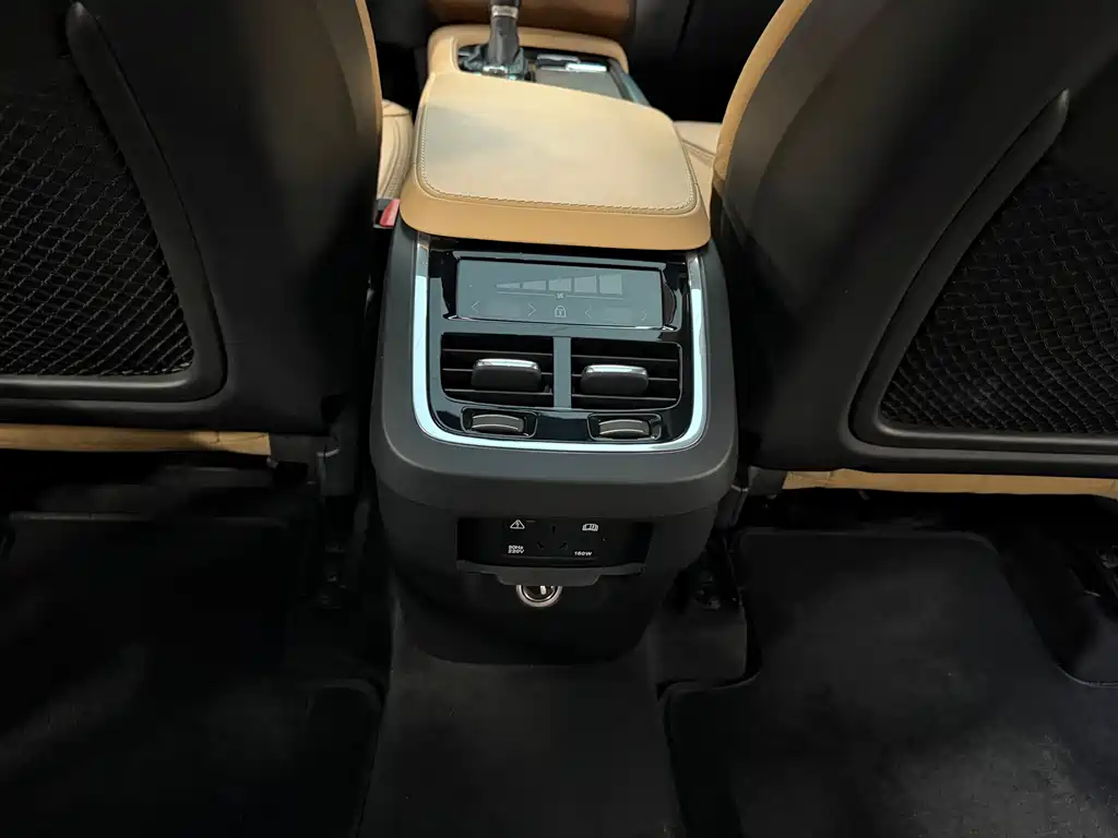 Volvo XC90 2018 — фото 13