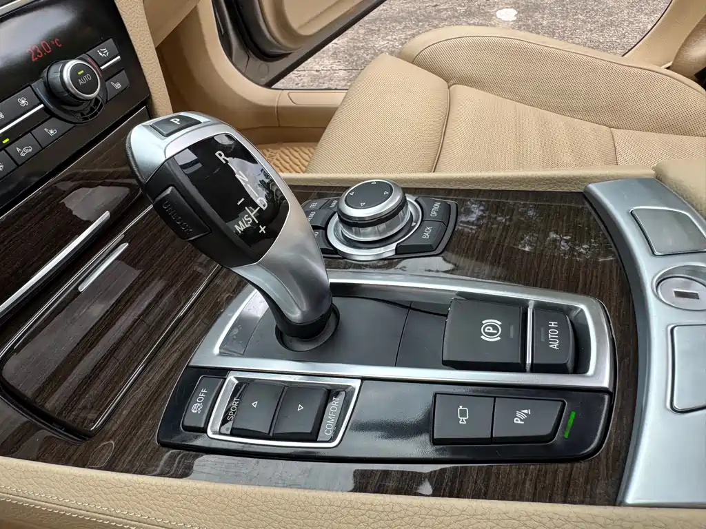 BMW 7 Series 2011 — фото 14
