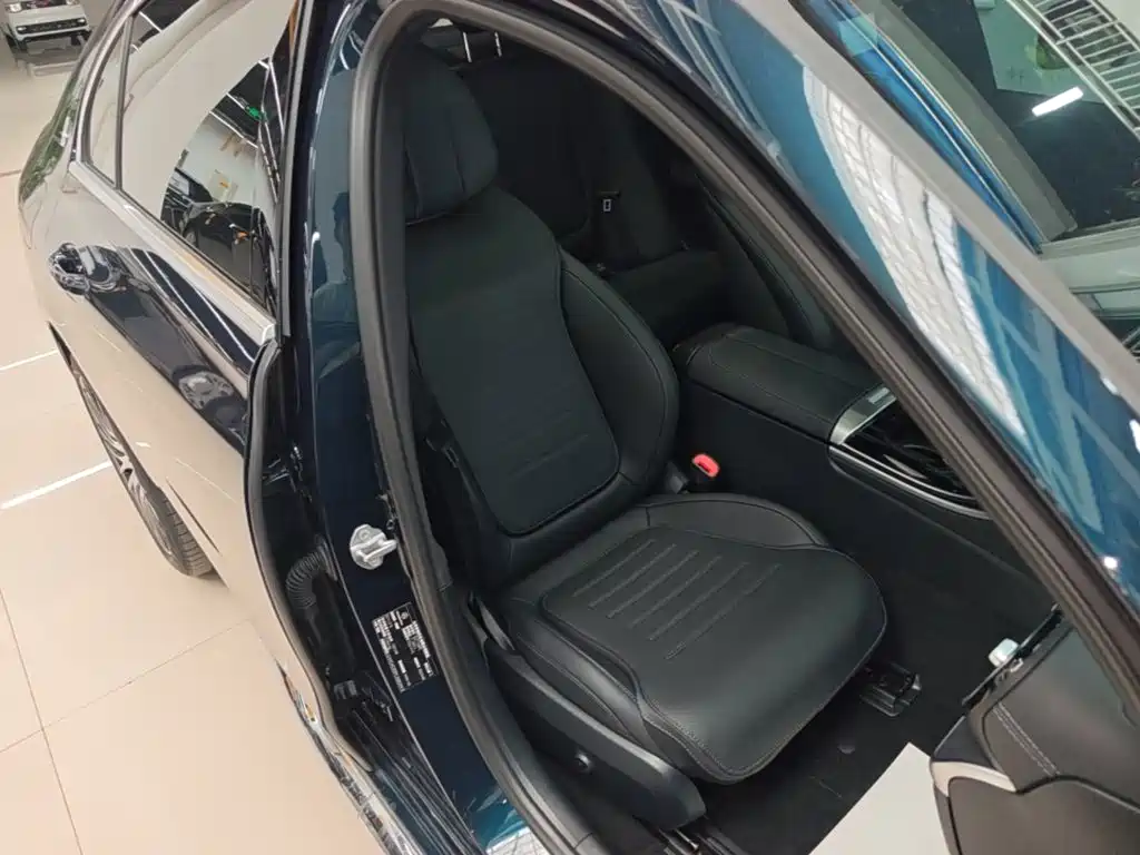 Mercedes-Benz C-Class 2023 — фото 25