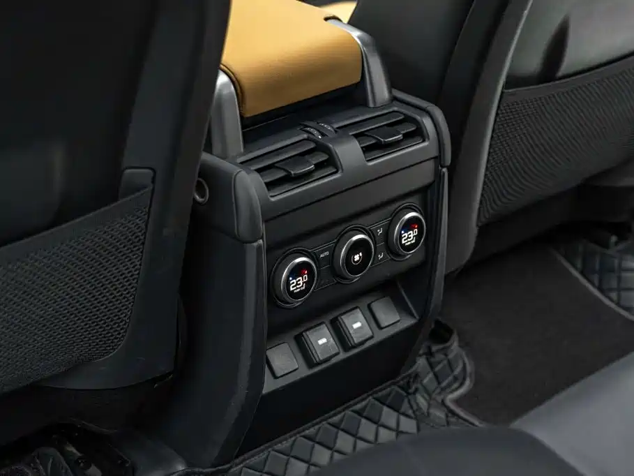 Land Rover Defender 2023 — фото 25