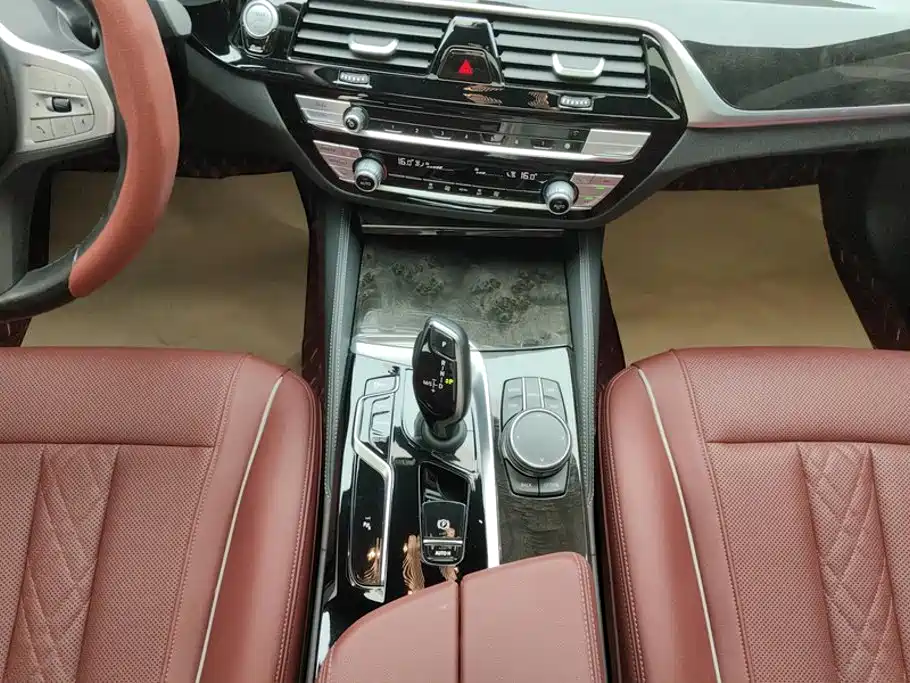 BMW 5 Series 2023 — фото 16