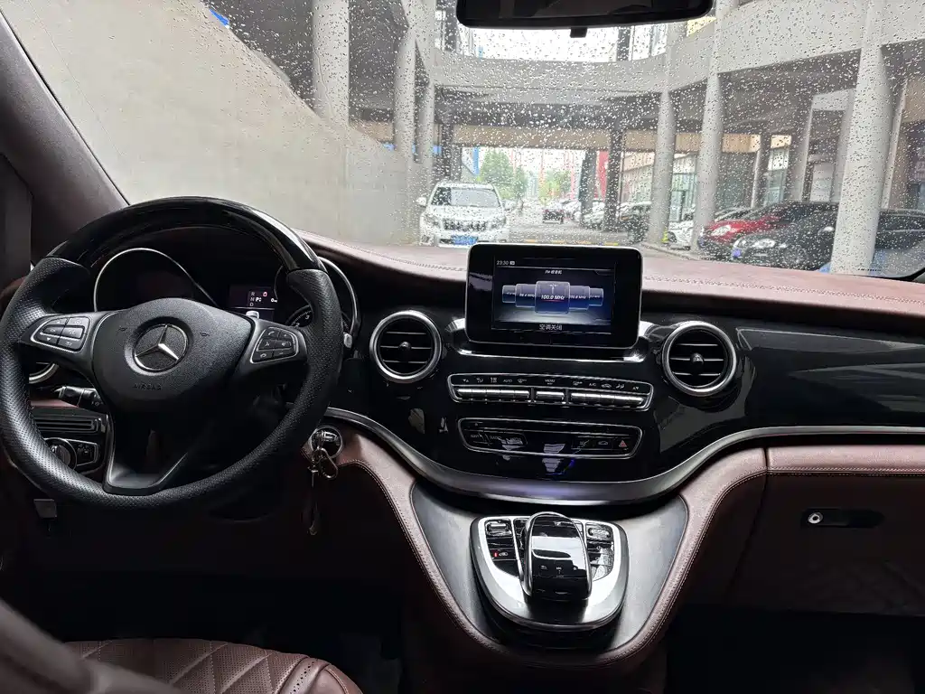Mercedes-Benz V-Class 2020 — фото 13