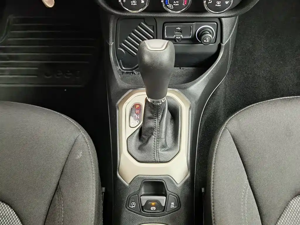 Jeep Renegade 2016 — фото 13