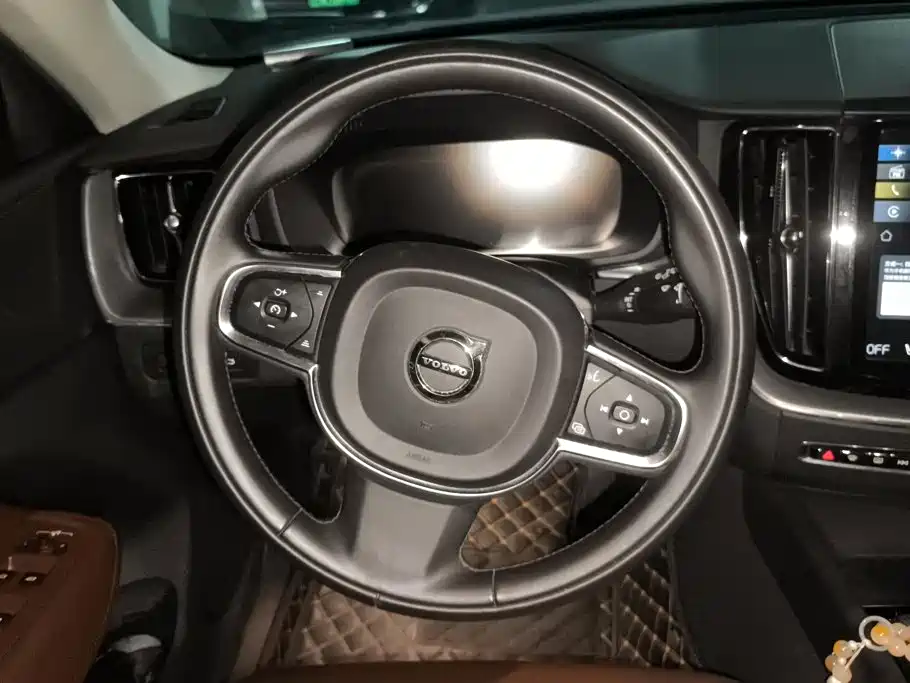 Volvo XC60 2019 — фото 15