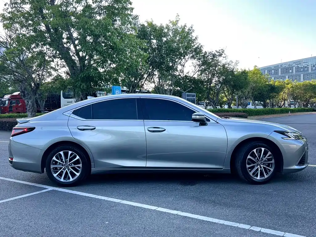 Lexus ES 2025