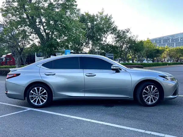 Lexus ES 2025